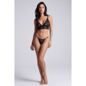 String noir en dentelle avec bijou et chaîne dorée 